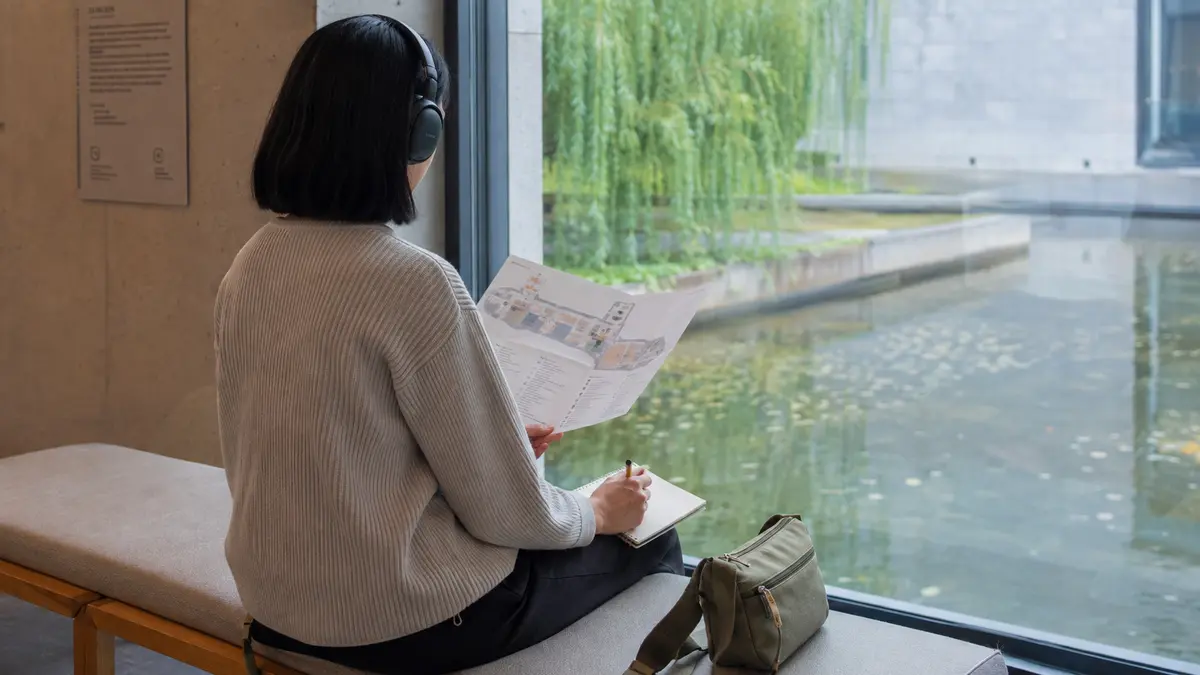 展示を詰め込みすぎず休憩を挟んで美術館を回る来館者