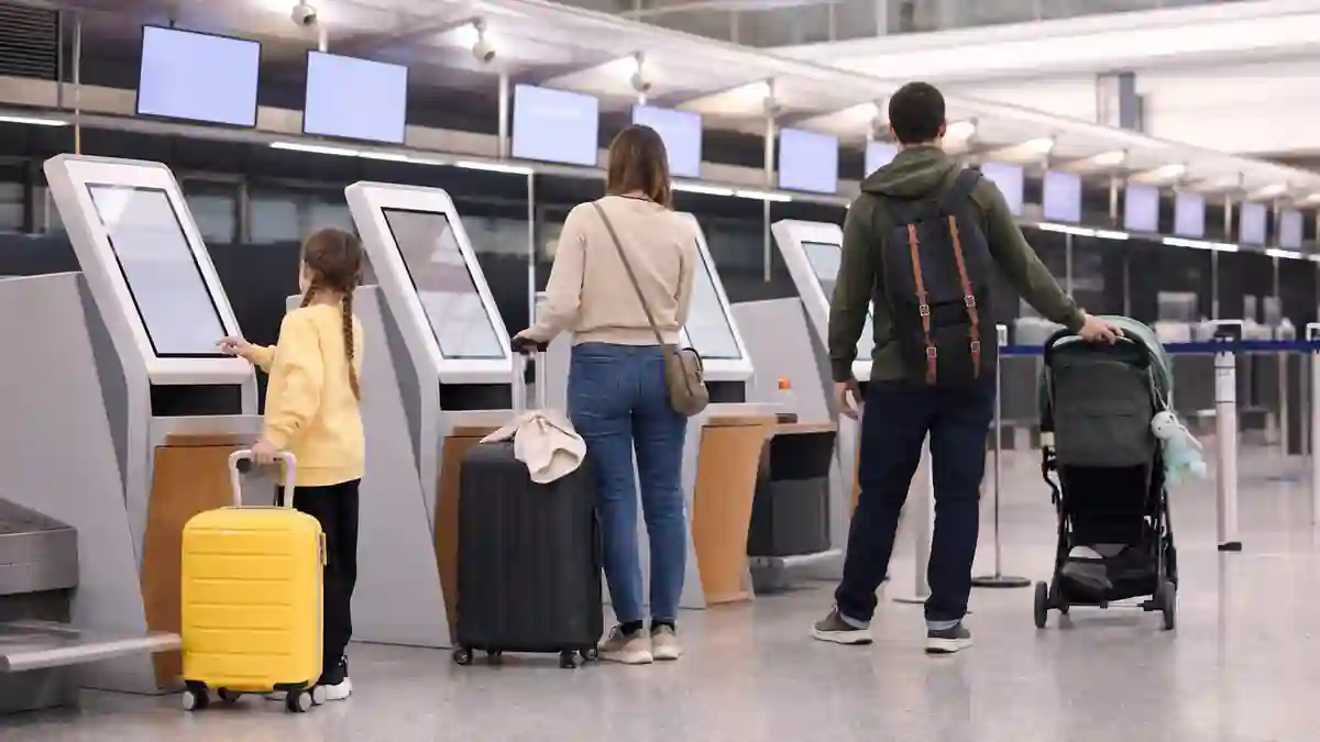 空港で家族の人数、荷物、移動条件を確認する様子