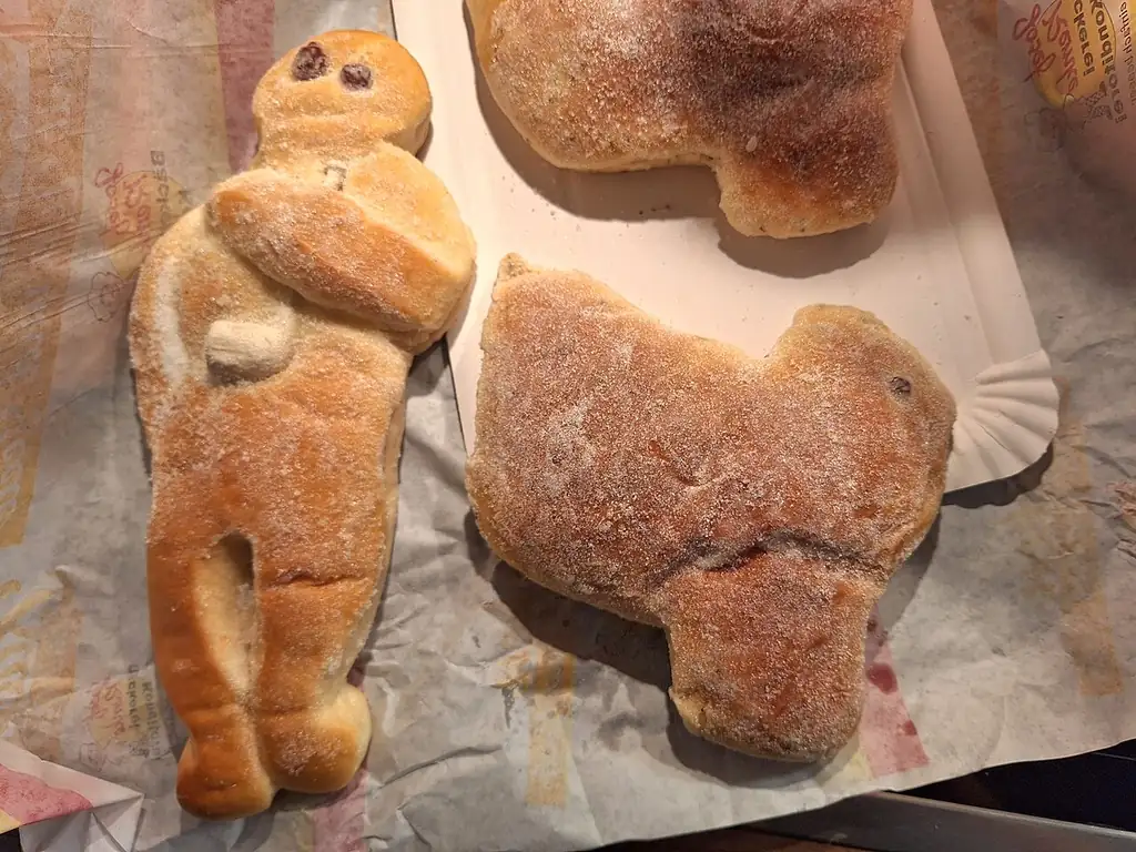 人形と鳥の形をした季節のパン