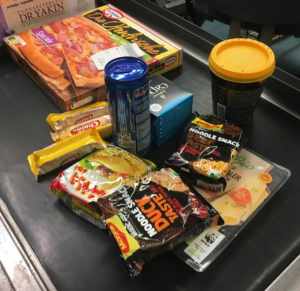 レジに並べられた食品などの買い物