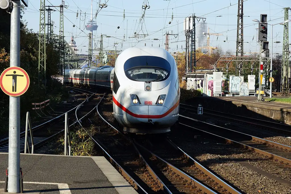ケルンのメッセ・ドイツ駅を通るICE車両