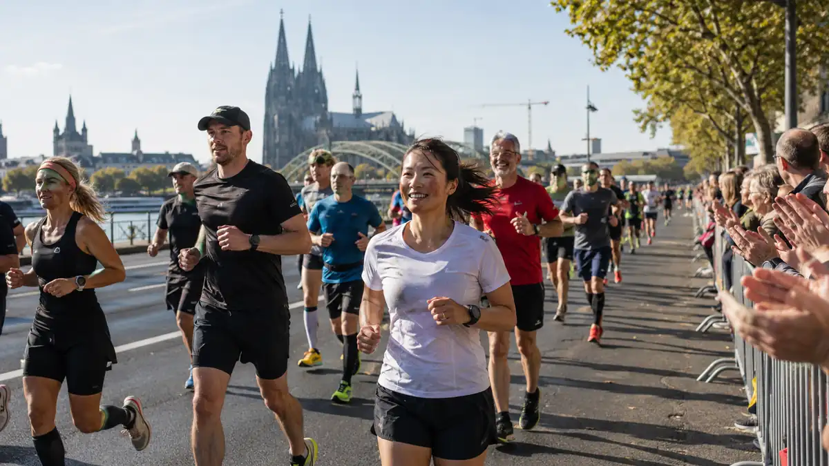 ケルン大聖堂を遠景に市街地を走る市民ランナー
