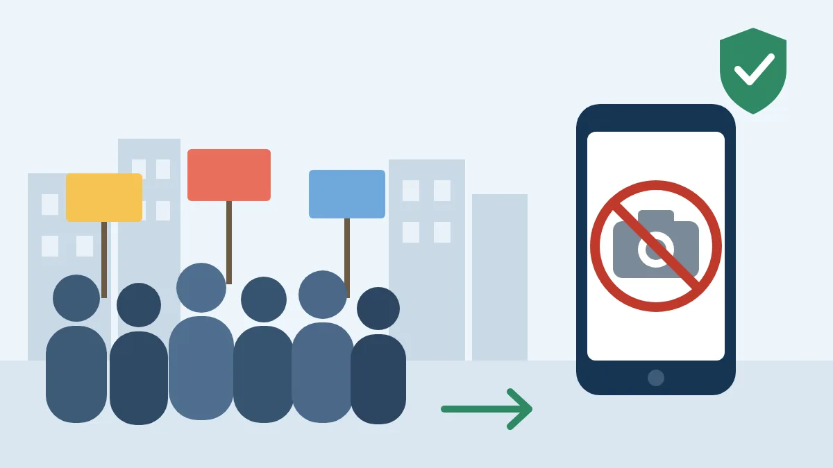 プラカードを掲げる人々と、カメラに禁止マークが付いたスマートフォンのイラスト