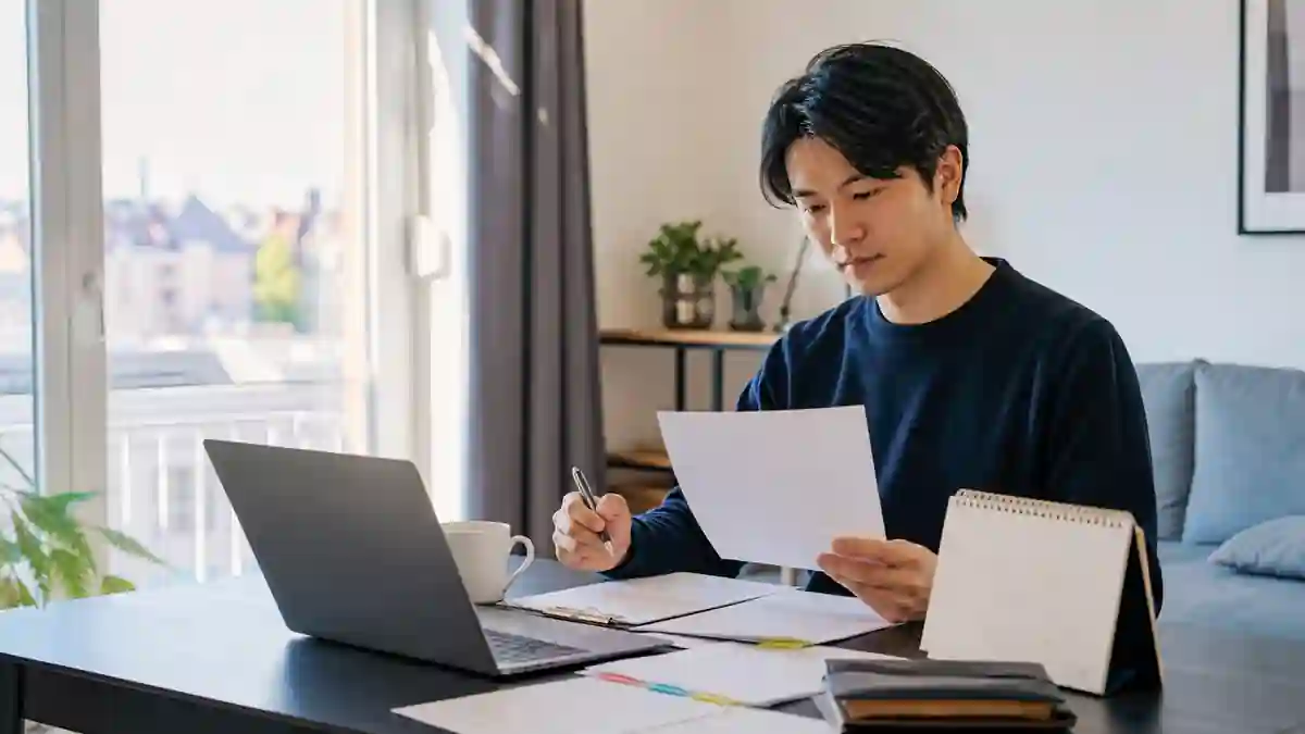 ドイツで求人票と応募書類を確認しながら転職活動の計画を立てる日本人の会社員