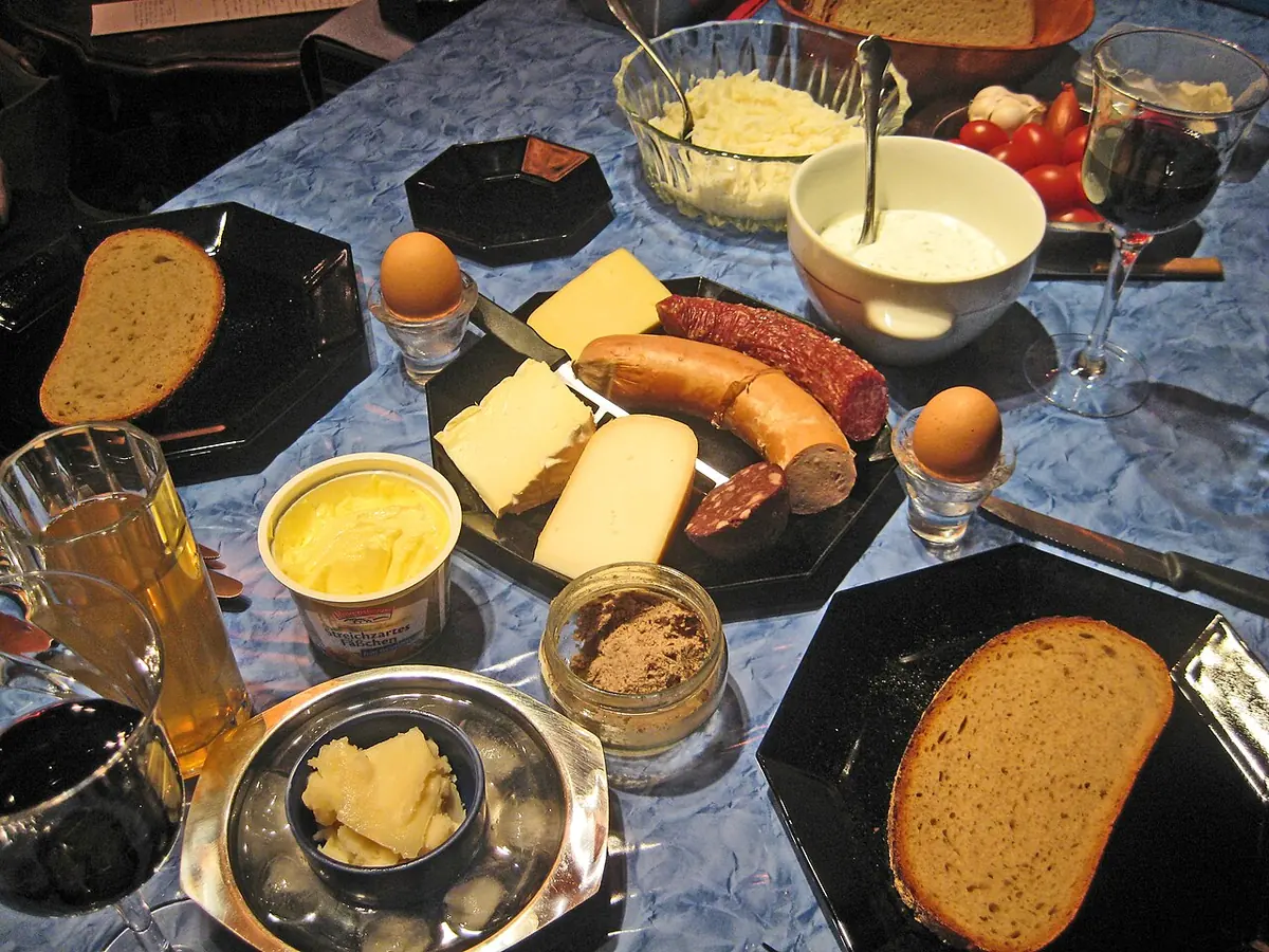 パンとチーズなどを並べた食卓