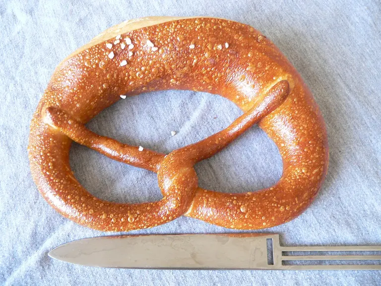 結び目の形をした褐色のブレーツェルと表面の粗塩