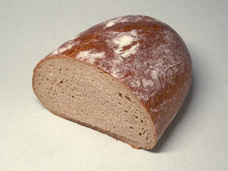 ライ麦混合パンの厚い皮と茶色がかった切り口
